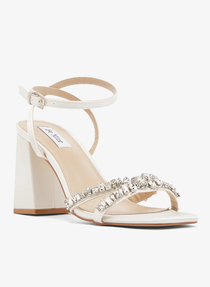 BE MINE صنادل بكعب مربع